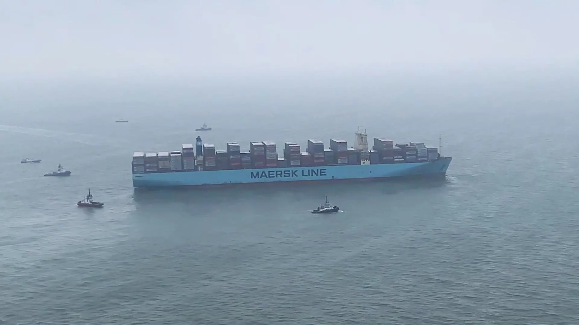 Seit der Nacht zu Donnerstag liegt das Containerschiff "Mumbai Maersk" vor Wangerooge.