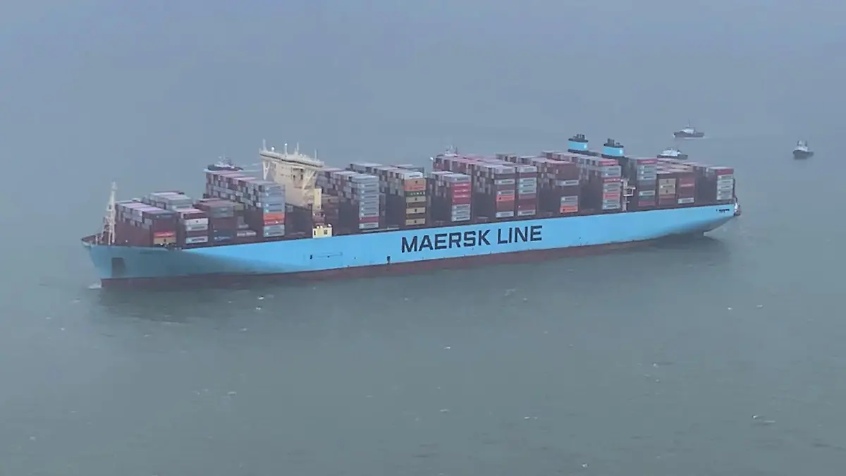 Seit der Nacht zu Donnerstag liegt das Containerschiff "Mumbai Maersk" vor Wangerooge.