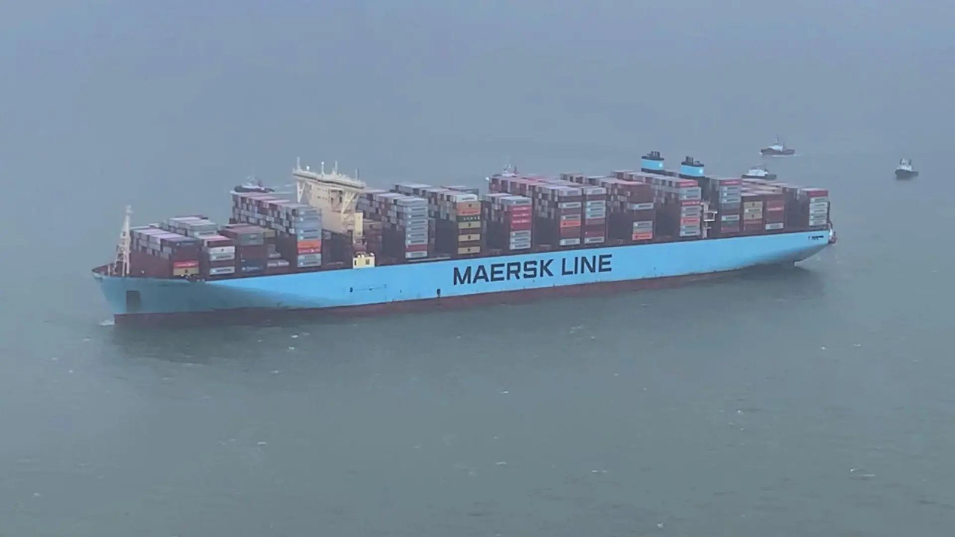 Seit der Nacht zu Donnerstag liegt das Containerschiff "Mumbai Maersk" vor Wangerooge.