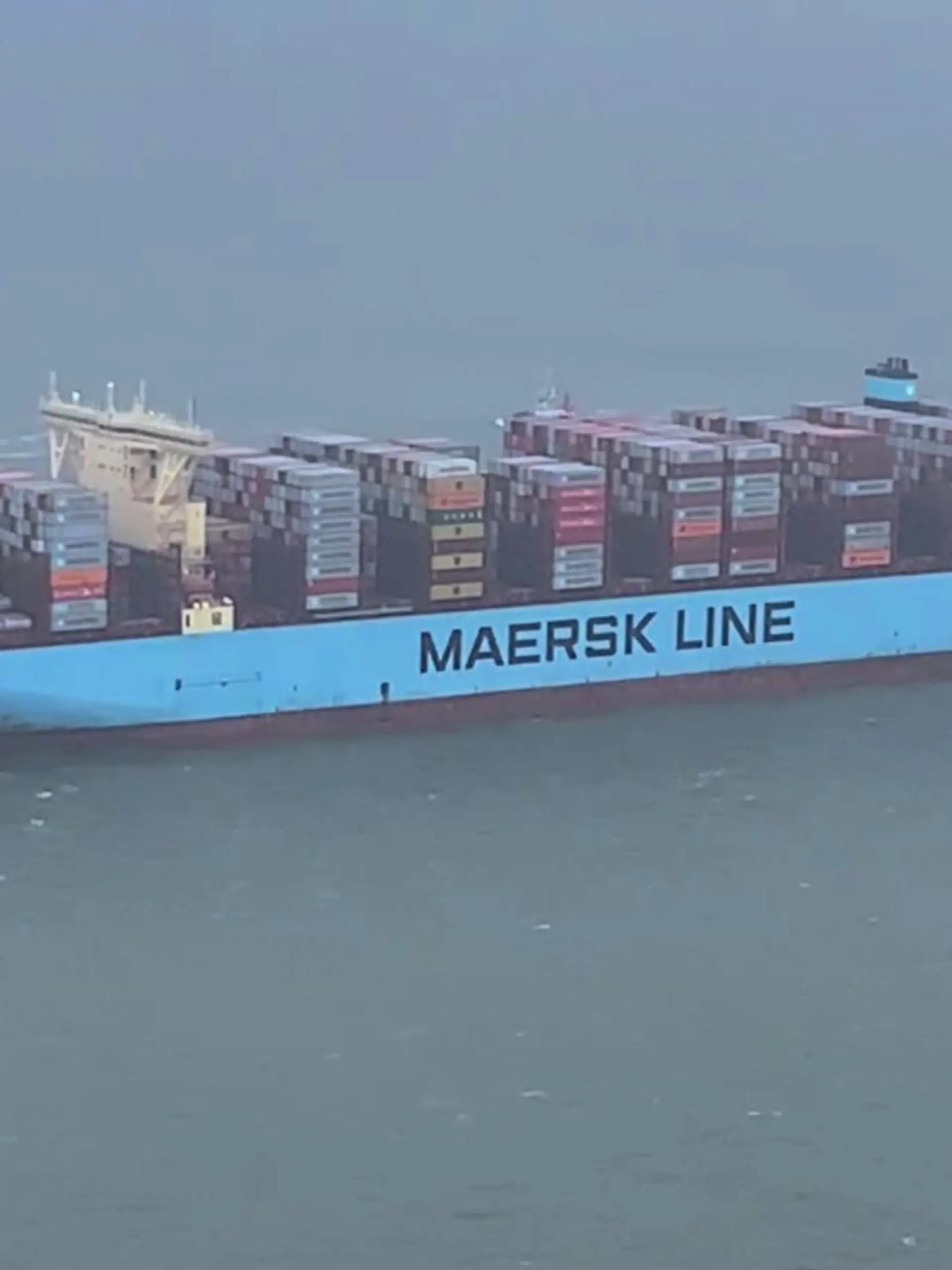 Seit der Nacht zu Donnerstag liegt das Containerschiff "Mumbai Maersk" vor Wangerooge.