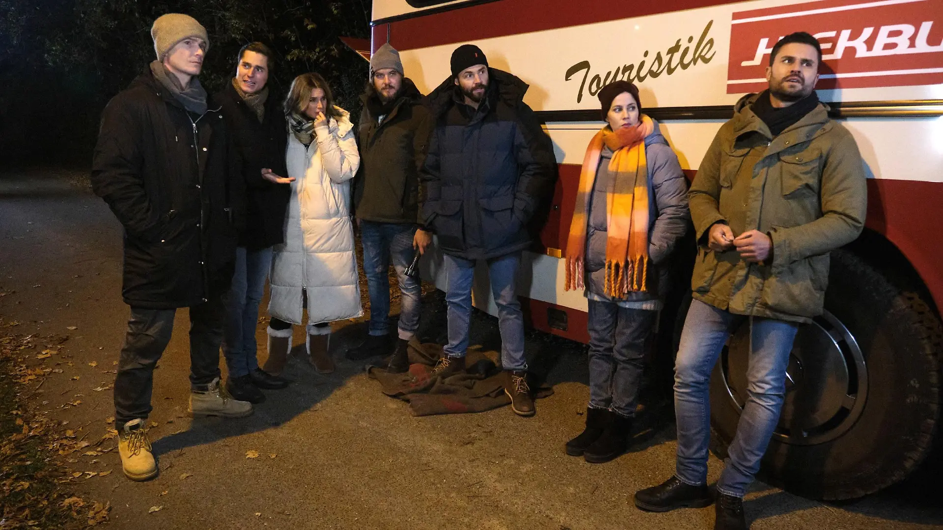 Die Reisegruppe (v.l.: Jan Ammann, Timothy Boldt, Claudelle Deckert), Diego Carlos Seyfrath, Benjamin Heinrich, Valea Scalabrino, Milos Vukovic) muss sich nach einer Autopanne notgedrungen auf eine Wanderung begeben.
Die Verwendung des sendungsbezogenen Materials ist nur mit dem Hinweis und Verlinkung auf RTL+ gestattet.