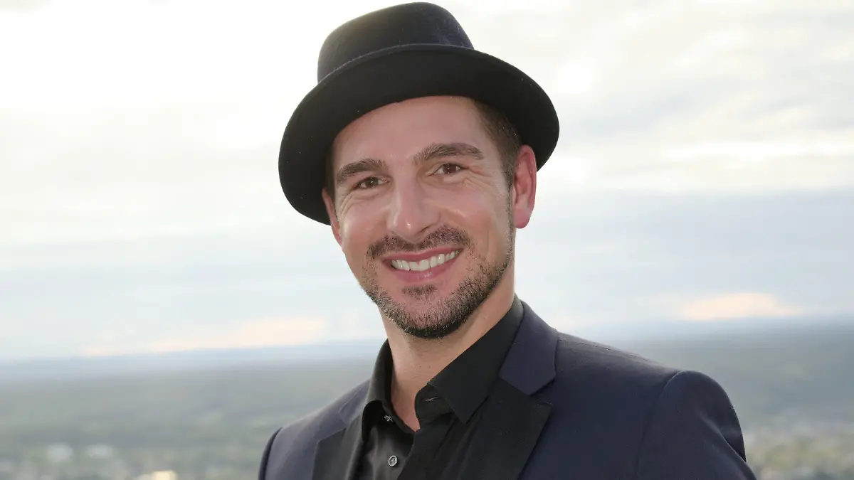 ARCHIV - 23.09.2019, Nordrhein-Westfalen, Königswinter: Der Schauspieler Benjamin Piwko kommt zur Wiedereröffnung des Hotels Petersberg. Für den gehörlosen «Let's Dance»-Finalisten und Schauspieler macht die Liebe nicht vor körperlichen Unterschieden oder Einschränkungen Halt. (zu dpa «Für gehörlosen Tänzer Benjamin Piwko ist Liebe «barrierefrei») Foto: Henning Kaiser/dpa +++ dpa-Bildfunk +++
