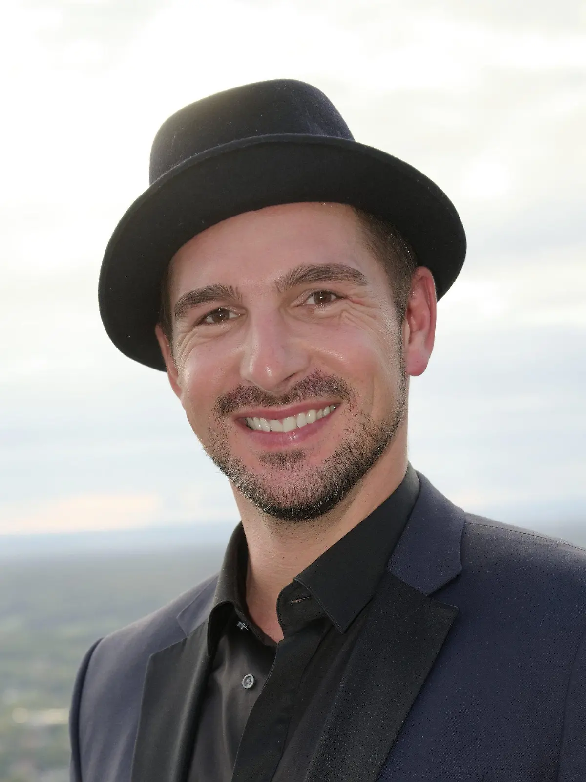 ARCHIV - 23.09.2019, Nordrhein-Westfalen, Königswinter: Der Schauspieler Benjamin Piwko kommt zur Wiedereröffnung des Hotels Petersberg. Für den gehörlosen «Let's Dance»-Finalisten und Schauspieler macht die Liebe nicht vor körperlichen Unterschieden oder Einschränkungen Halt. (zu dpa «Für gehörlosen Tänzer Benjamin Piwko ist Liebe «barrierefrei») Foto: Henning Kaiser/dpa +++ dpa-Bildfunk +++