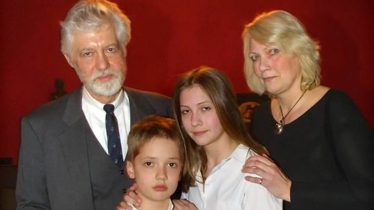 Copyright: Eventpress Herrmann      Tel.:0172 3011518
Thema: Der Schweizerische Botschafter Dr. Thomas Borer-Fielding gab am Donnerstag in Berlin einen Empfang im Gedenken an den verstorbenen Schweizer Schauspieler
Paul Hubschmid. Mit dabei sein Sohn Peter, Schwiegertochter Carmen Enkel Paul und Maris