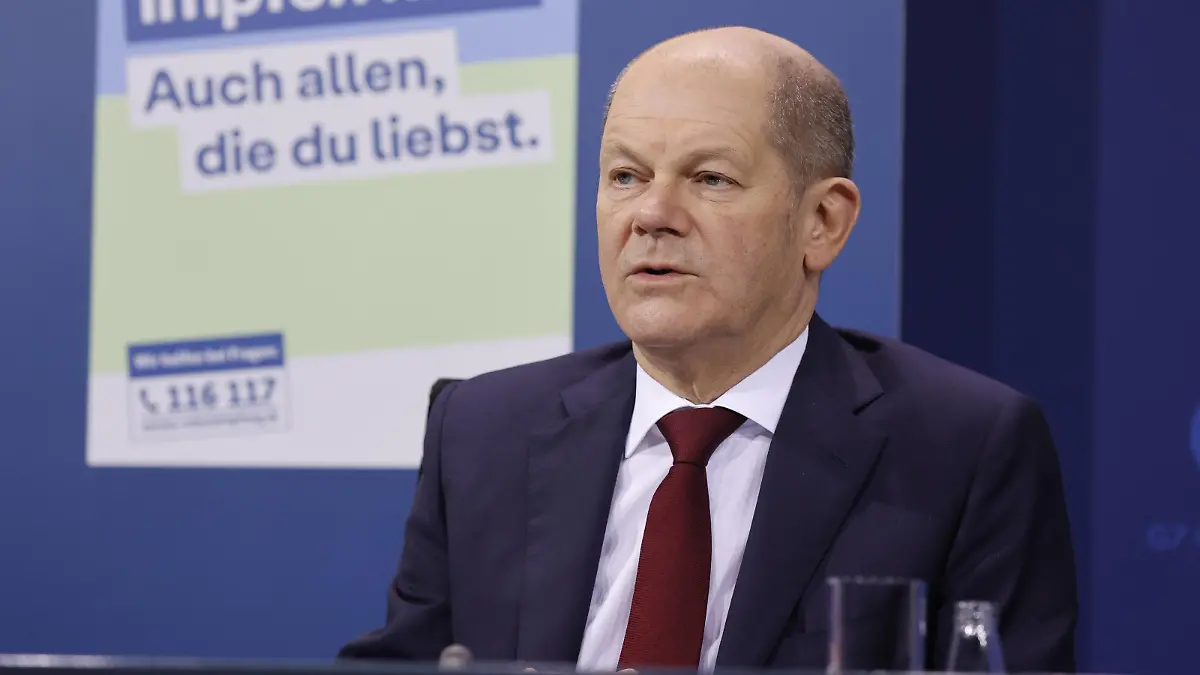 Olaf Scholz, Bundeskanzler der Bundesrepublik Deutschland, Berlin, Pressekonferenz von BK Scholz, MP Wüst und der RBMin Giffey im Anschluss an die Beratung mit den Regierungschefinnen und Regierungschefs der Länder zur aktuellen Lage der Corona-Pandemie *** Olaf Scholz, Chancellor of the Federal Republic of Germany, Berlin, Press conference of BK Scholz, MP Wüst and the RBMin Giffey following the consultation with the heads of government of the federal states on the current situation of the Corona pandemic.