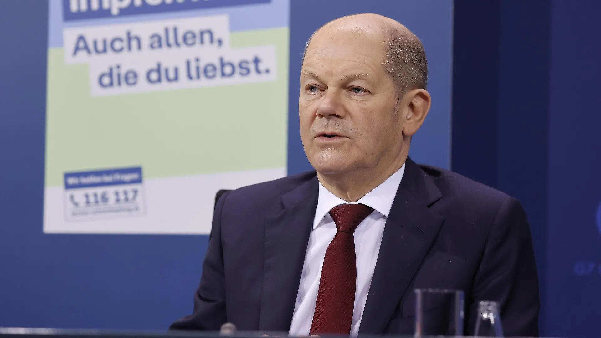 Olaf Scholz, Bundeskanzler der Bundesrepublik Deutschland, Berlin, Pressekonferenz von BK Scholz, MP Wüst und der RBMin Giffey im Anschluss an die Beratung mit den Regierungschefinnen und Regierungschefs der Länder zur aktuellen Lage der Corona-Pandemie *** Olaf Scholz, Chancellor of the Federal Republic of Germany, Berlin, Press conference of BK Scholz, MP Wüst and the RBMin Giffey following the consultation with the heads of government of the federal states on the current situation of the Corona pandemic. 