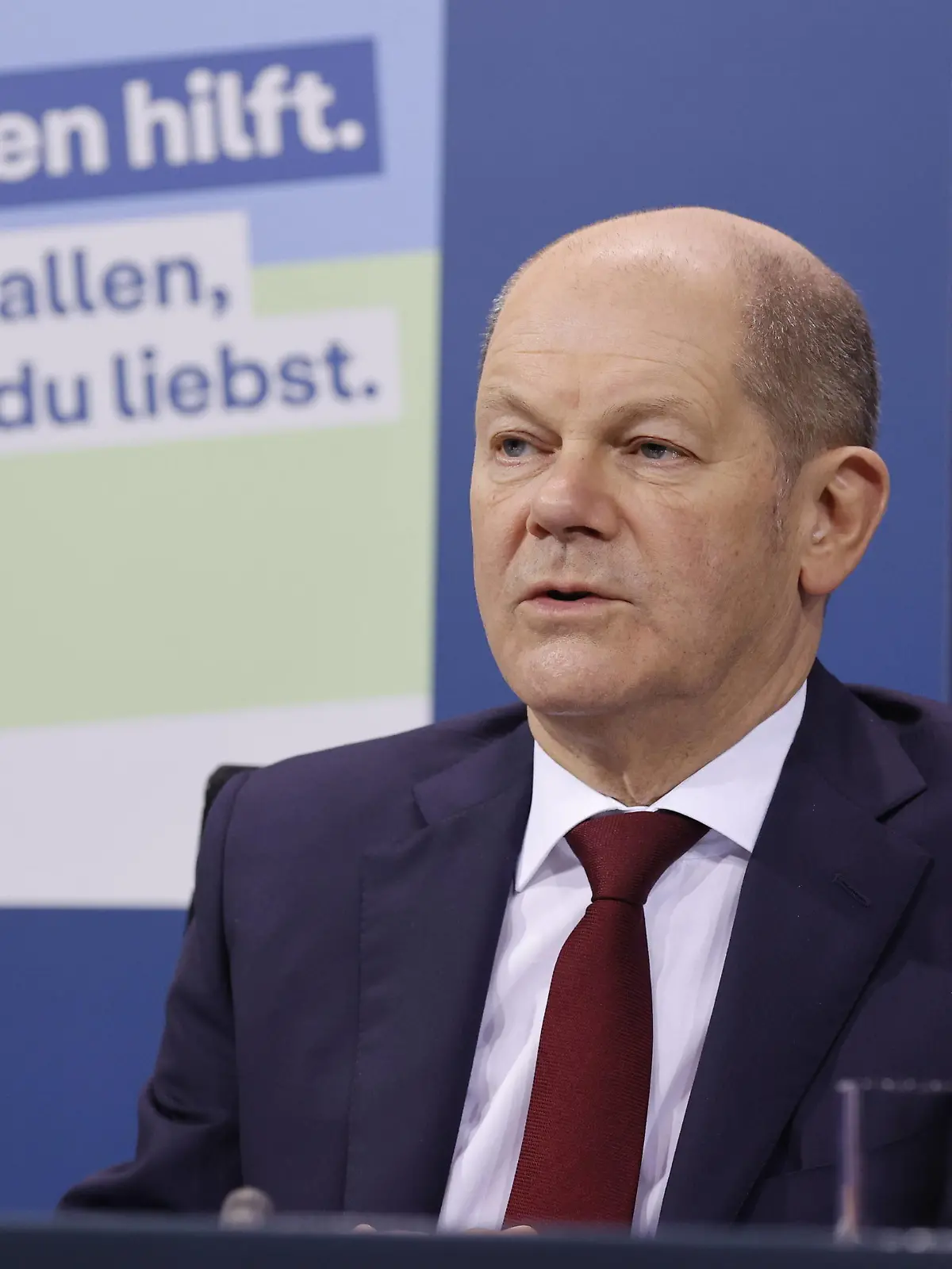 Olaf Scholz, Bundeskanzler der Bundesrepublik Deutschland, Berlin, Pressekonferenz von BK Scholz, MP Wüst und der RBMin Giffey im Anschluss an die Beratung mit den Regierungschefinnen und Regierungschefs der Länder zur aktuellen Lage der Corona-Pandemie *** Olaf Scholz, Chancellor of the Federal Republic of Germany, Berlin, Press conference of BK Scholz, MP Wüst and the RBMin Giffey following the consultation with the heads of government of the federal states on the current situation of the Corona pandemic. 