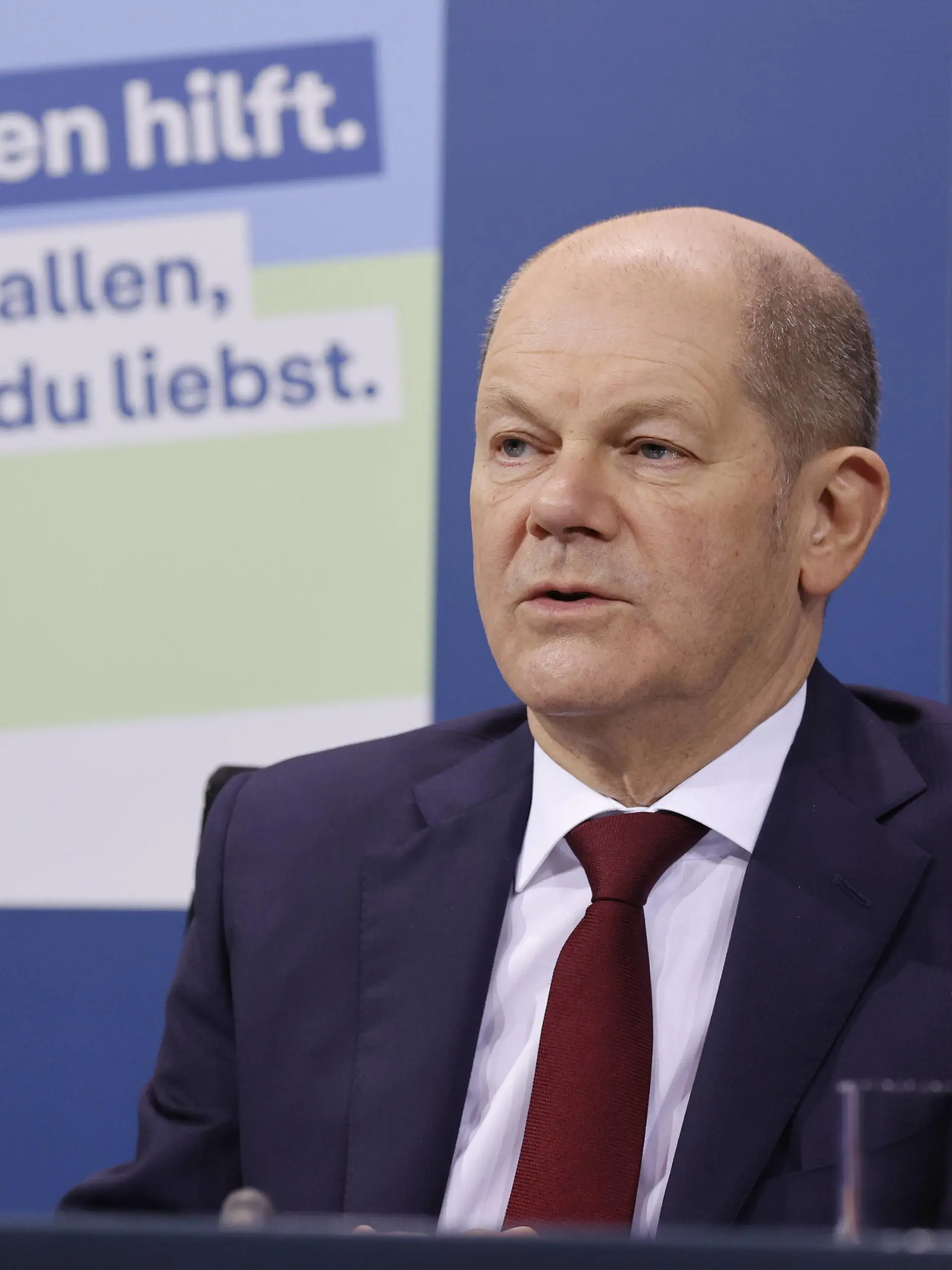 Olaf Scholz, Bundeskanzler der Bundesrepublik Deutschland, Berlin, Pressekonferenz von BK Scholz, MP Wüst und der RBMin Giffey im Anschluss an die Beratung mit den Regierungschefinnen und Regierungschefs der Länder zur aktuellen Lage der Corona-Pandemie *** Olaf Scholz, Chancellor of the Federal Republic of Germany, Berlin, Press conference of BK Scholz, MP Wüst and the RBMin Giffey following the consultation with the heads of government of the federal states on the current situation of the Corona pandemic. 