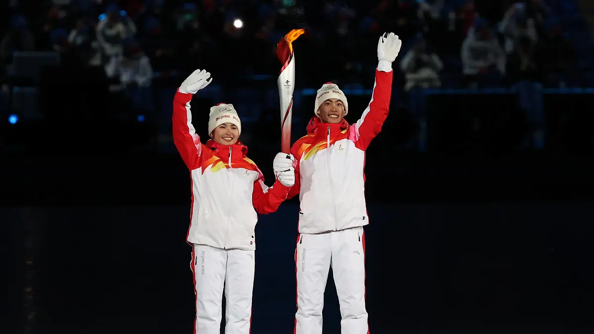 BEIJING, CHINA FEBRUARY 4, 2022: Chinese athletes Dinigeer Yilamujiang and Zhao Jiawen light the snowflake-shaped Olympic cauldron at the opening ceremony of the Beijing 2022 Winter Olympic Games, Olympische Spiele, Olympia, OS at the National Stadium also known as the Bird s Nest. Sergei Bobylev/TASS PUBLICATIONxINxGERxAUTxONLY TS121559
