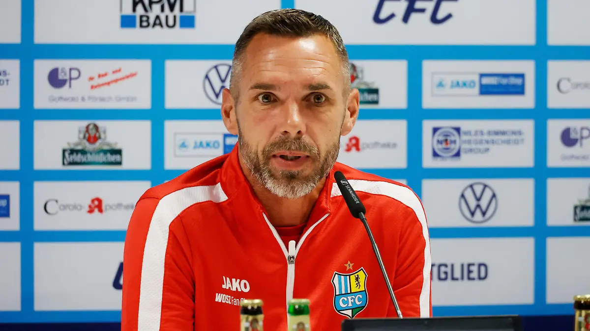 CFC- Pressekonferenz 27.07.2023, Chemnitz, Stadion an der Gellertstrasse, Fussball,Regionalliga Nordost 2023/2024, CFC, Pressekonferenz Pressekonferenz mit CFC- Cheftrainer Christian Tiffert vor dem Regionalliga- Heimspiel gegen FC Carl Zeiss Jena am 29.07.2023 Chemnitz Sachsen BRD *** CFC Press Conference 27 07 2023, Chemnitz, Stadion an der Gellertstrasse, Sport, Football,Regionalliga Nordost 2023 2024, CFC, Press Conference Press conference with CFC head coach Christian Tiffert before the Regionalliga home match against FC Carl Zeiss Jena on 29 07 2023 Chemnitz Saxony BRD