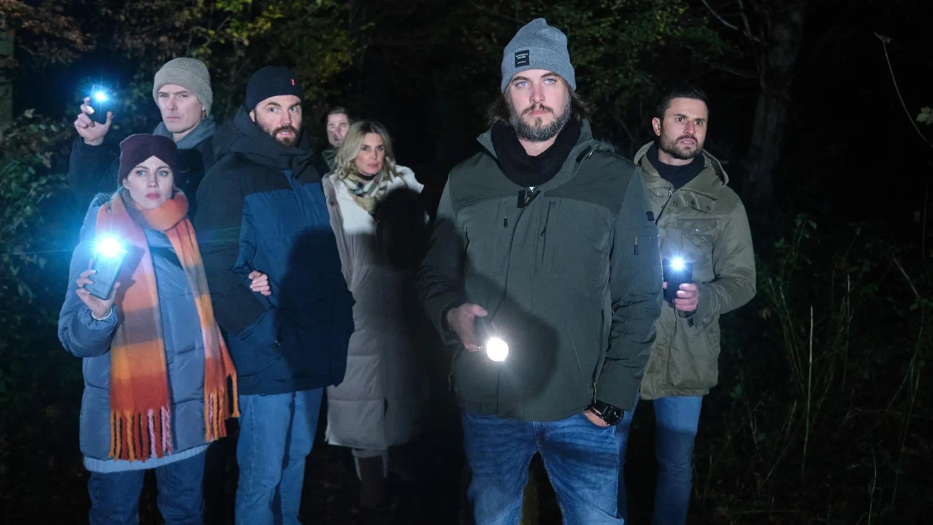 Der Reisegruppe (v.l.: Valea Scalabrino,Jan Ammann, Benjamin Heinrich, Timothy Boldt, Claudelle Deckert, Diego Carlos Seyfrath, Milos Vukovic) bleibt nichts anderes übrig, als durch den Wald zu irren.
Die Verwendung des sendungsbezogenen Materials ist nur mit dem Hinweis und Verlinkung auf RTL+ gestattet.