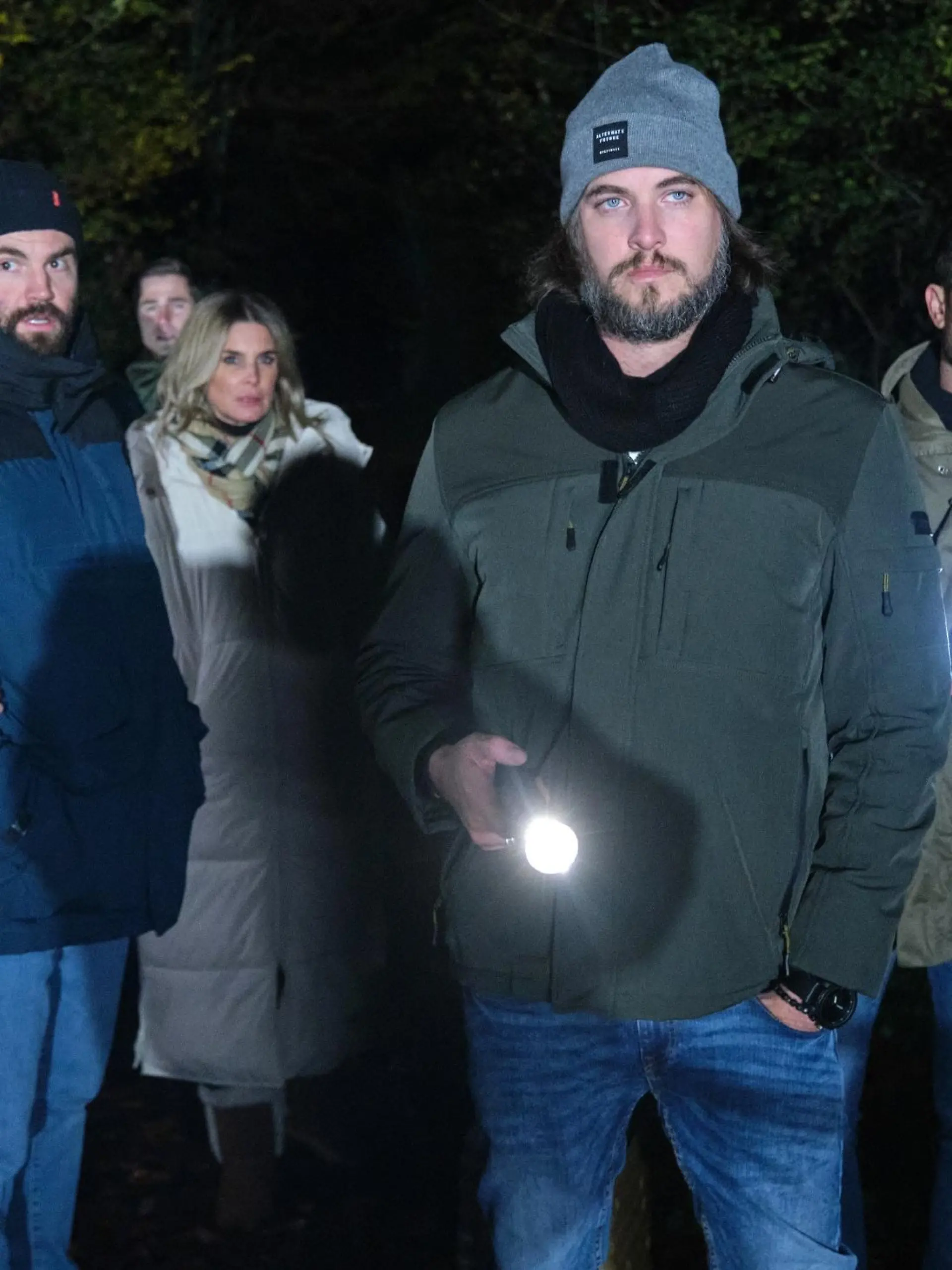 Der Reisegruppe (v.l.: Valea Scalabrino,Jan Ammann, Benjamin Heinrich, Timothy Boldt, Claudelle Deckert, Diego Carlos Seyfrath, Milos Vukovic) bleibt nichts anderes übrig, als durch den Wald zu irren.  

Die Verwendung des sendungsbezogenen Materials ist nur mit dem Hinweis und Verlinkung auf RTL+ gestattet.