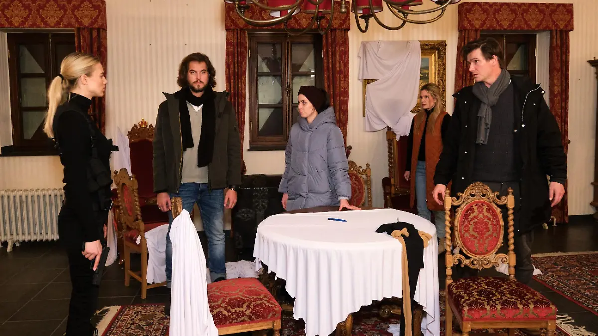 Sina (Valea Scalabrino, M.) versucht in Gegenwart von David (Diego Carlos Seyfrath, 2.v.l.), Mareike (Mirja du Mont, 2.v.r.) und Chris (Jan Ammann) vergeblich, Fiona (Larissa Marolt) umzustimmen. 

Die Verwendung des sendungsbezogenen Materials ist nur mit dem Hinweis und Verlinkung auf RTL+ gestattet.