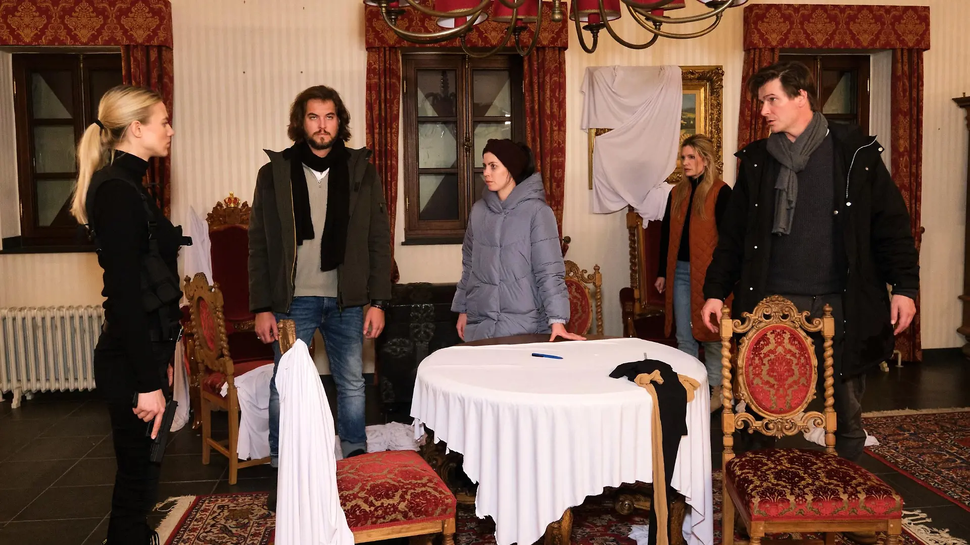 Sina (Valea Scalabrino, M.) versucht in Gegenwart von David (Diego Carlos Seyfrath, 2.v.l.), Mareike (Mirja du Mont, 2.v.r.) und Chris (Jan Ammann) vergeblich, Fiona (Larissa Marolt) umzustimmen.
Die Verwendung des sendungsbezogenen Materials ist nur mit dem Hinweis und Verlinkung auf RTL+ gestattet.