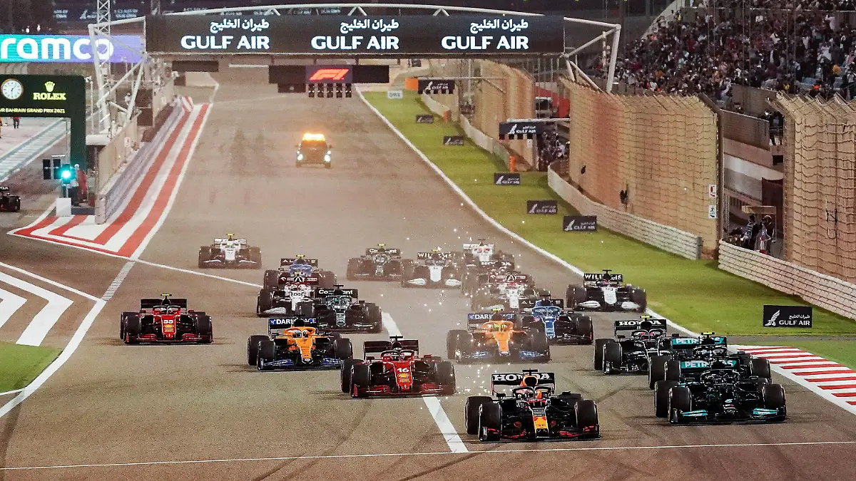 28.03.2021, Sakhir, Bahrain, Bahrain International Circuit, Formel 1 Gulf Air Bahrain Grand Prix 2021 - Bahrain - 28.03.2021, Max Verstappen NEL 33, Red Bull Racing Honda vor, Lewis Hamilton GBR 44, Mercedes-AMG Petronas Formula One Team, Valtteri Bottas FIN 77, Charles Leclerc MCO 16, Scuderia Ferrari Mission Winnow, Pierre Gasly FRA 10, Scuderia AlphaTauri Honda, Lando Norris GBR 4, McLaren F1 Team, Daniel Ricciardo AUS 3 Foto EU-Images Sakhir Bahrain International Circuit Bahrain *** 28 03 2021, Sakhir, Bahrain, Bahrain International Circuit, Formula 1 Gulf Air Bahrain Grand Prix 2021 Bahrain 28 03 2021, Max Verstappen NEL 33 , Red Bull Racing Honda ahead, Lewis Hamilton GBR 44 , Mercedes AMG Petronas Formula One Team, Valtteri Bottas FIN 77 , Charles Leclerc MCO 16 , Scuderia Ferrari Mission Winnow, Pierre Gasly FRA 10 , Scuderia AlphaTauri Honda, Lando Norris GBR 4 , McLaren F1 Team, Daniel Ricciardo AUS 3 Photo EU Images Sakhir Bahrain International Circuit Bahrain PUBLICATIONxINxGERxSUIxAUTxONLY eu-images-506