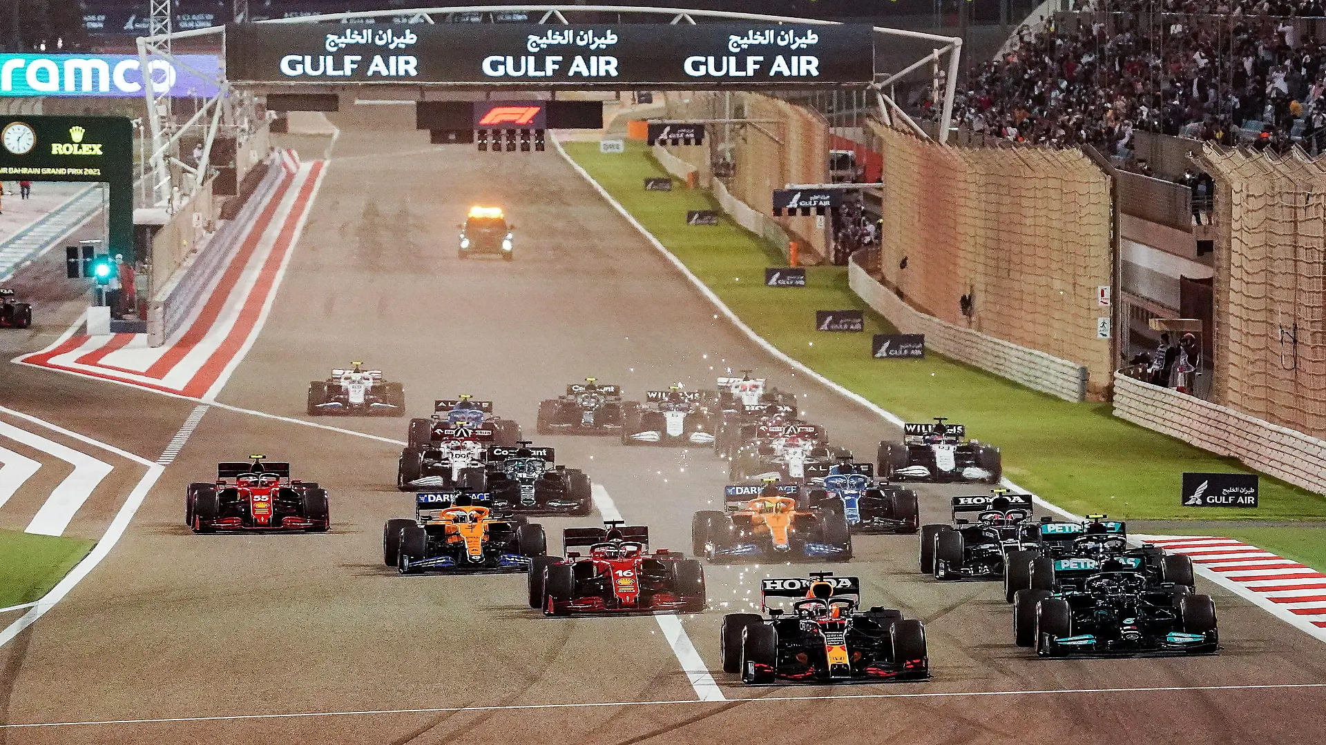 28.03.2021, Sakhir, Bahrain, Bahrain International Circuit, Formel 1 Gulf Air Bahrain Grand Prix 2021 - Bahrain - 28.03.2021, Max Verstappen NEL 33, Red Bull Racing Honda vor, Lewis Hamilton GBR 44, Mercedes-AMG Petronas Formula One Team, Valtteri Bottas FIN 77, Charles Leclerc MCO 16, Scuderia Ferrari Mission Winnow, Pierre Gasly FRA 10, Scuderia AlphaTauri Honda, Lando Norris GBR 4, McLaren F1 Team, Daniel Ricciardo AUS 3 Foto EU-Images Sakhir Bahrain International Circuit Bahrain *** 28 03 2021, Sakhir, Bahrain, Bahrain International Circuit, Formula 1 Gulf Air Bahrain Grand Prix 2021 Bahrain 28 03 2021, Max Verstappen NEL 33 , Red Bull Racing Honda ahead, Lewis Hamilton GBR 44 , Mercedes AMG Petronas Formula One Team, Valtteri Bottas FIN 77 , Charles Leclerc MCO 16 , Scuderia Ferrari Mission Winnow, Pierre Gasly FRA 10 , Scuderia AlphaTauri Honda, Lando Norris GBR 4 , McLaren F1 Team, Daniel Ricciardo AUS 3 Photo EU Images Sakhir Bahrain International Circuit Bahrain PUBLICATIONxINxGERxSUIxAUTxONLY eu-images-506