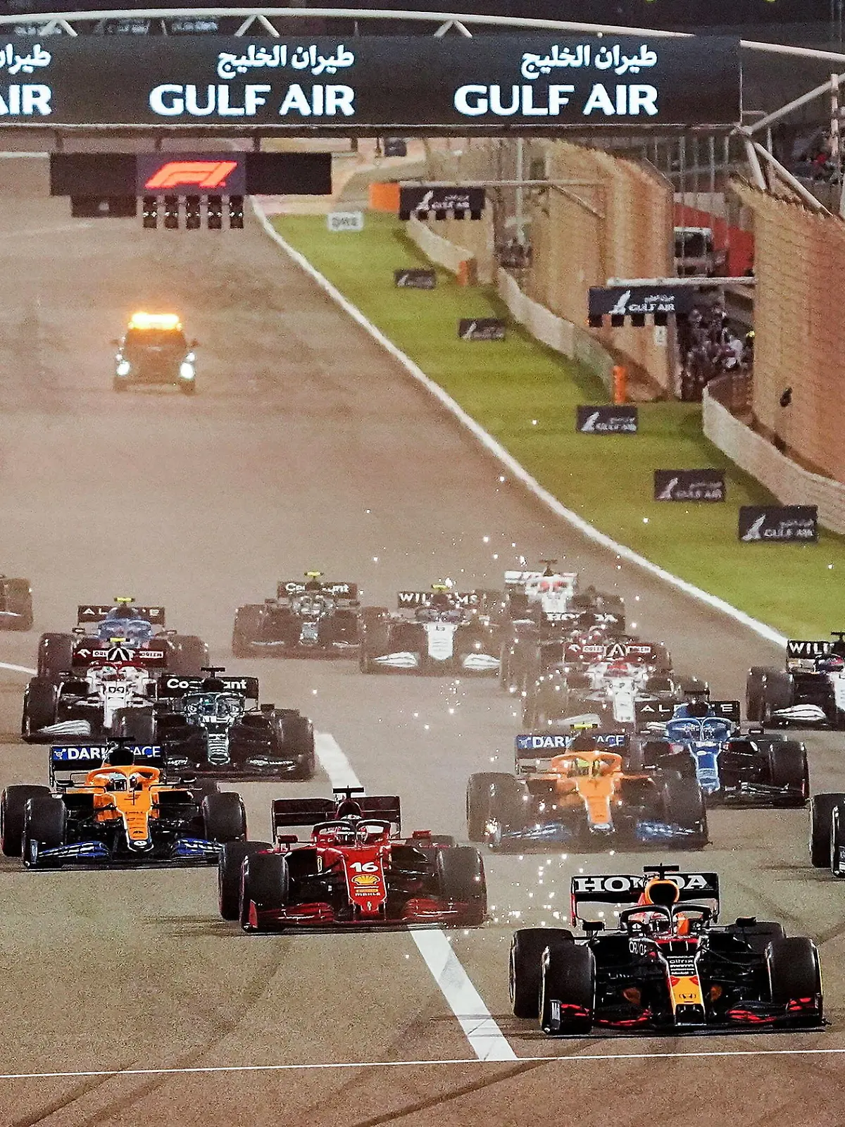 28.03.2021, Sakhir, Bahrain, Bahrain International Circuit, Formel 1 Gulf Air Bahrain Grand Prix 2021 - Bahrain - 28.03.2021, Max Verstappen NEL 33, Red Bull Racing Honda vor, Lewis Hamilton GBR 44, Mercedes-AMG Petronas Formula One Team, Valtteri Bottas FIN 77, Charles Leclerc MCO 16, Scuderia Ferrari Mission Winnow, Pierre Gasly FRA 10, Scuderia AlphaTauri Honda, Lando Norris GBR 4, McLaren F1 Team, Daniel Ricciardo AUS 3 Foto EU-Images Sakhir Bahrain International Circuit Bahrain *** 28 03 2021, Sakhir, Bahrain, Bahrain International Circuit, Formula 1 Gulf Air Bahrain Grand Prix 2021 Bahrain 28 03 2021, Max Verstappen NEL 33 , Red Bull Racing Honda ahead, Lewis Hamilton GBR 44 , Mercedes AMG Petronas Formula One Team, Valtteri Bottas FIN 77 , Charles Leclerc MCO 16 , Scuderia Ferrari Mission Winnow, Pierre Gasly FRA 10 , Scuderia AlphaTauri Honda, Lando Norris GBR 4 , McLaren F1 Team, Daniel Ricciardo AUS 3 Photo EU Images Sakhir Bahrain International Circuit Bahrain PUBLICATIONxINxGERxSUIxAUTxONLY eu-images-506 