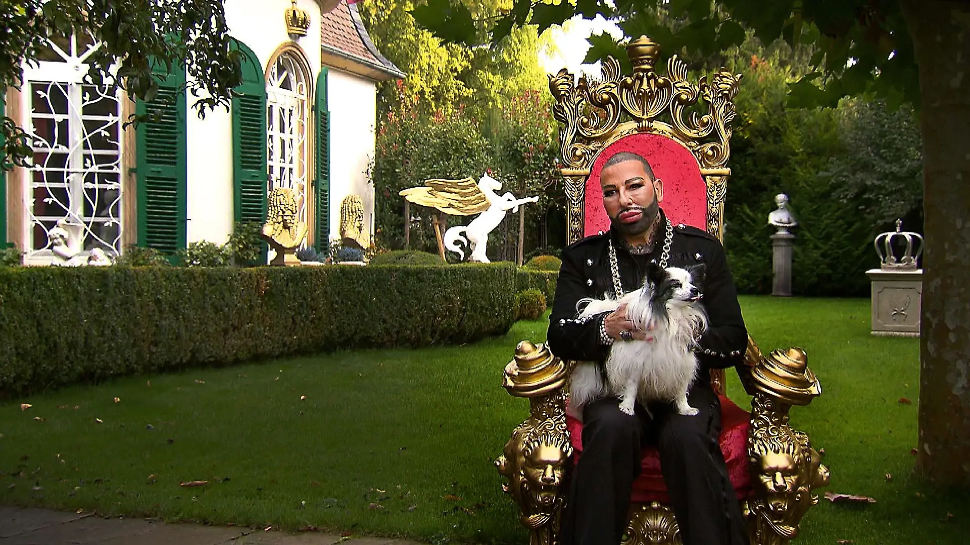 Harald Glööckler mit seinem Hund Billy King
Die Verwendung des sendungsbezogenen Materials ist nur mit dem Hinweis und Verlinkung auf RTL+ gestattet.