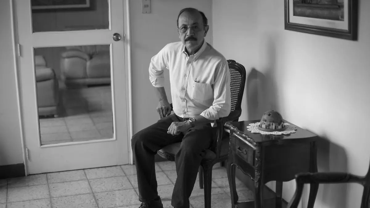 ARCHIV - 02.05.2018, Nicaragua, Managua: Der nicaraguanische General außer Dienst und Oppositionspolitiker Hugo Torres posiert für ein Porträt in seinem Haus in Managua. Torres ist nach Angaben der Staatsanwaltschaft Nicaraguas gestorben. Der Ex-Rebellenführer war im Juni 2021 vor der umstrittenen Wiederwahl von Präsident Daniel Ortega festgenommen worden. (zu dpa «Nicaragua: Ex-Rebellenführer und Opoositioneller Hugo Torres gestorben») Foto: Moises Castillo/AP/dpa +++ dpa-Bildfunk +++