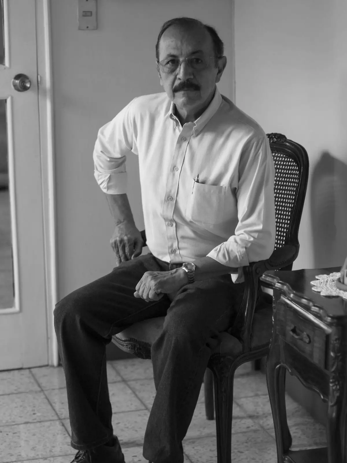 ARCHIV - 02.05.2018, Nicaragua, Managua: Der nicaraguanische General außer Dienst und Oppositionspolitiker Hugo Torres posiert für ein Porträt in seinem Haus in Managua. Torres ist nach Angaben der Staatsanwaltschaft Nicaraguas gestorben. Der Ex-Rebellenführer war im Juni 2021 vor der umstrittenen Wiederwahl von Präsident Daniel Ortega festgenommen worden. (zu dpa «Nicaragua: Ex-Rebellenführer und Opoositioneller Hugo Torres gestorben») Foto: Moises Castillo/AP/dpa +++ dpa-Bildfunk +++