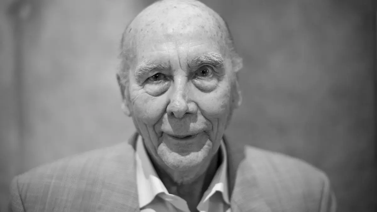 ARCHIV - 03.07.2019, Nordrhein-Westfalen, Dortmund: Fußball: Weltmeister Horst Eckel steht in der Sonderausstellung «Post vom Chef - Herbergers Briefe an die Weltmeister». (zu dpa «Gemeinde fehlt Geld: Kein Ehrengrab für Fußball-Legende Horst Eckel») Foto: Bernd Thissen/dpa +++ dpa-Bildfunk +++