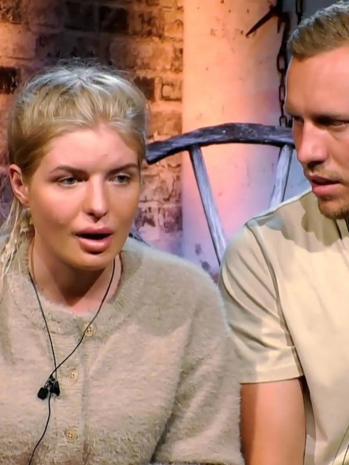Bild zu: "Bauer Patrick macht seine Freundin Antonia runter"