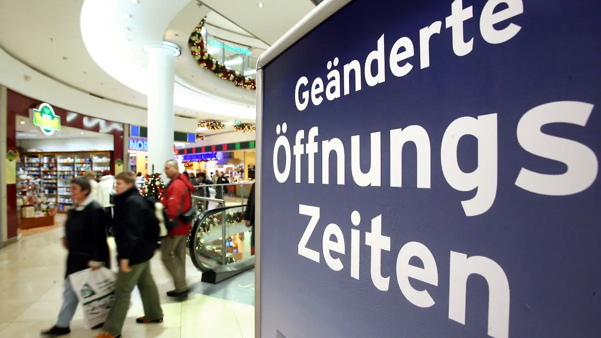 ARCHIV - Auf einem Plakat wird im Einkaufszentrum in Erfurt auf die veränderten Ladenöffnungszeiten hingewiesen, aufgenommen am 30.11.2006. Am Mittwoch (18.01.2012) findet in Düsseldorf eine Expertenanhörung im Wirtschaftsausschuss des Landtags zur Evaluierung des Ladenöffnungs-Gesetzes statt. Foto: Martin Schutt/lnw  +++(c) dpa - Bildfunk+++