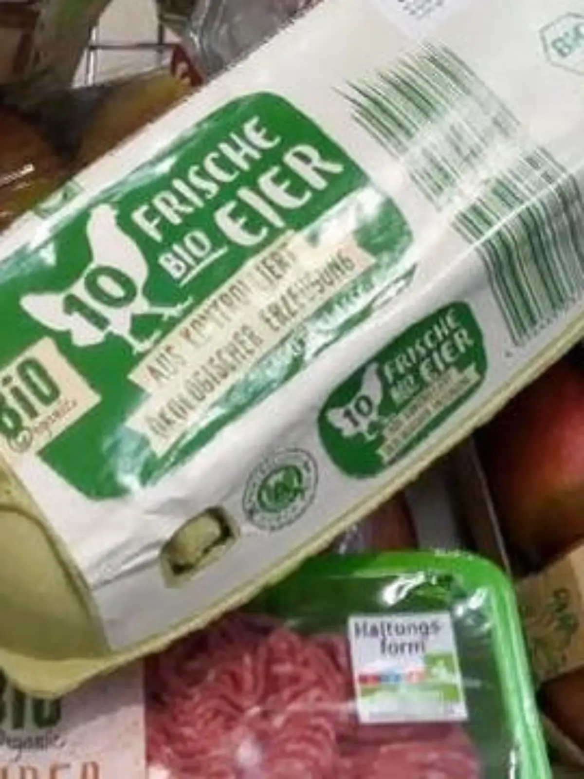 Gurken, Tomaten oder Eier gibt es in vielen Supermärkten zwei Mal: „normal“ und - meist etwas teurer - „bio“. Immer mehr Kunden greifen derzeit schon zu den Produkten mit Bio-Siegel.