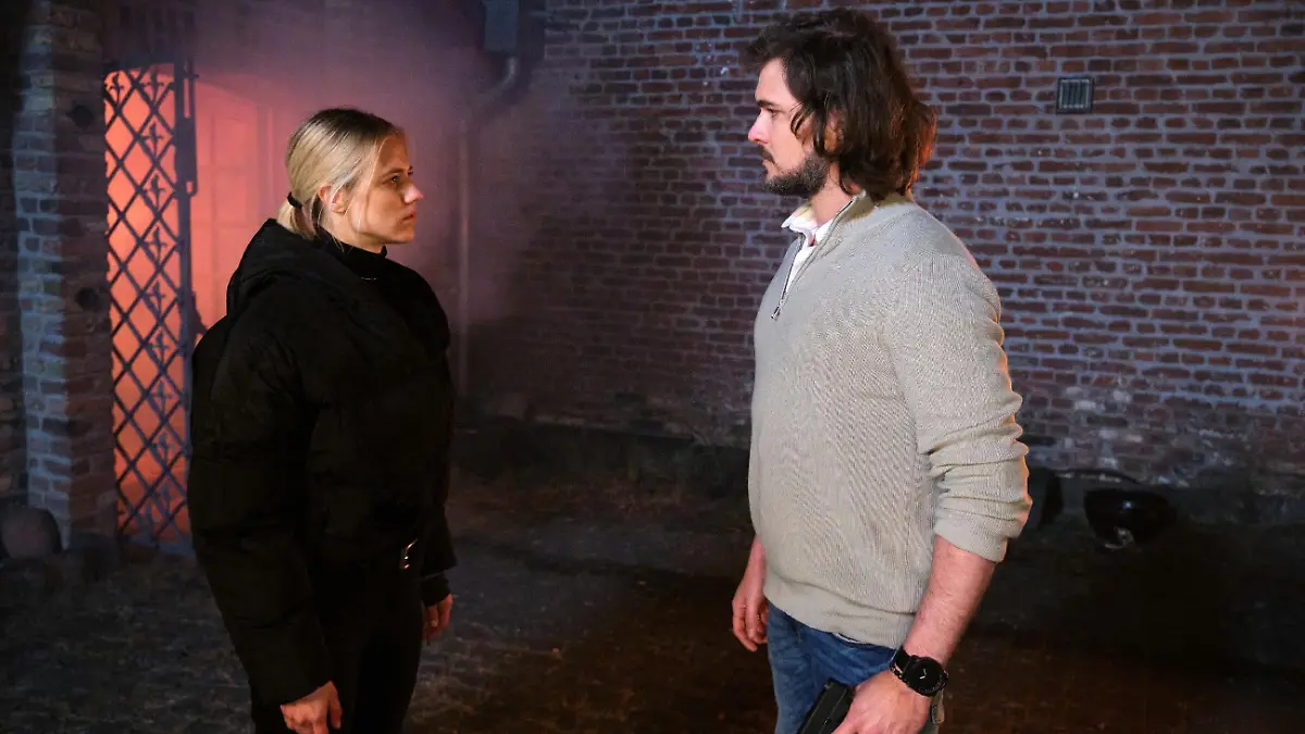 David (Diego Carlos Seyfrath) will den Mord an den Gefangenen verhindern und stellt sich Fiona (Larissa Marolt) in den Weg...
Die Verwendung des sendungsbezogenen Materials ist nur mit dem Hinweis und Verlinkung auf RTL+ gestattet.