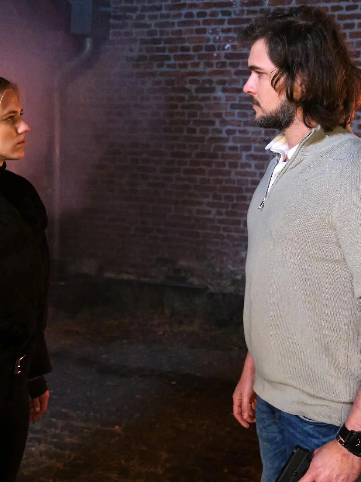 David (Diego Carlos Seyfrath) will den Mord an den Gefangenen verhindern und stellt sich Fiona (Larissa Marolt) in den Weg...

Die Verwendung des sendungsbezogenen Materials ist nur mit dem Hinweis und Verlinkung auf RTL+ gestattet.