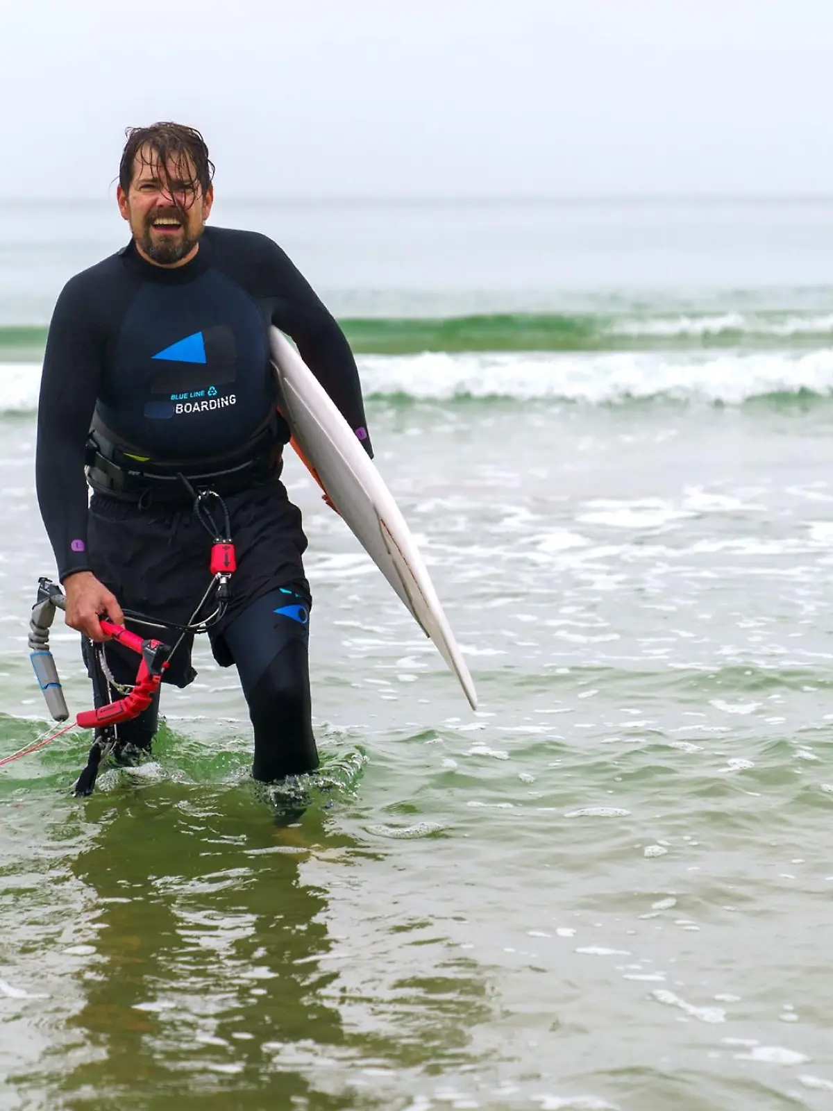 Leon (Daniel Fehlow) versucht sich im  Kite-Surfen. 
Die Verwendung des sendungsbezogenen Materials ist nur mit dem Hinweis und Verlinkung auf RTL+ gestattet.