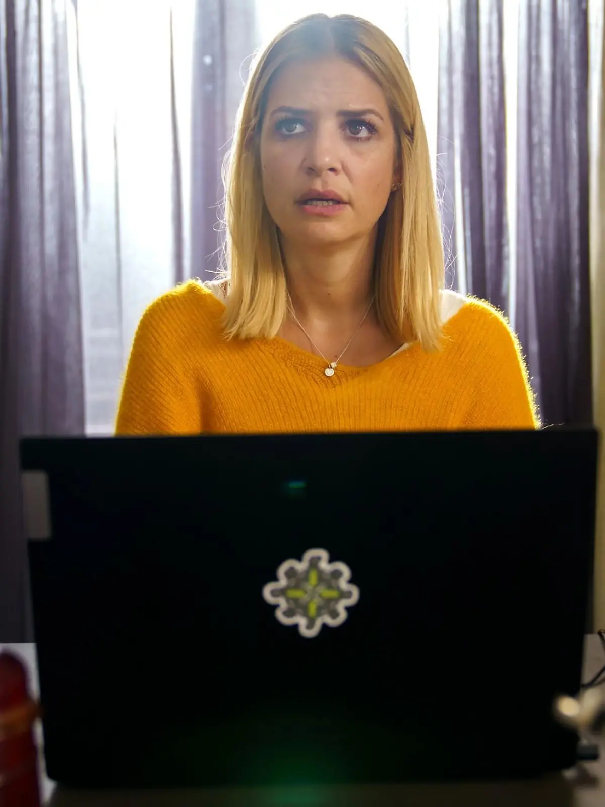 Als Sarah (Susan Sideroupolos) den Laptop mit all den Fotos von ihr findet, steht er plötzlich hinter ihr. Ihr Stalker!

Die Verwendung des sendungsbezogenen Materials ist nur mit dem Hinweis und Verlinkung auf RTL+ gestattet.