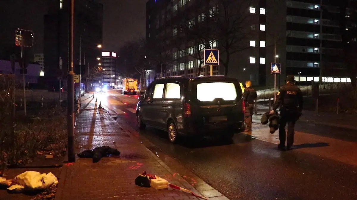 Beamten stellen die Unfallstelle in Offenbach sicher.