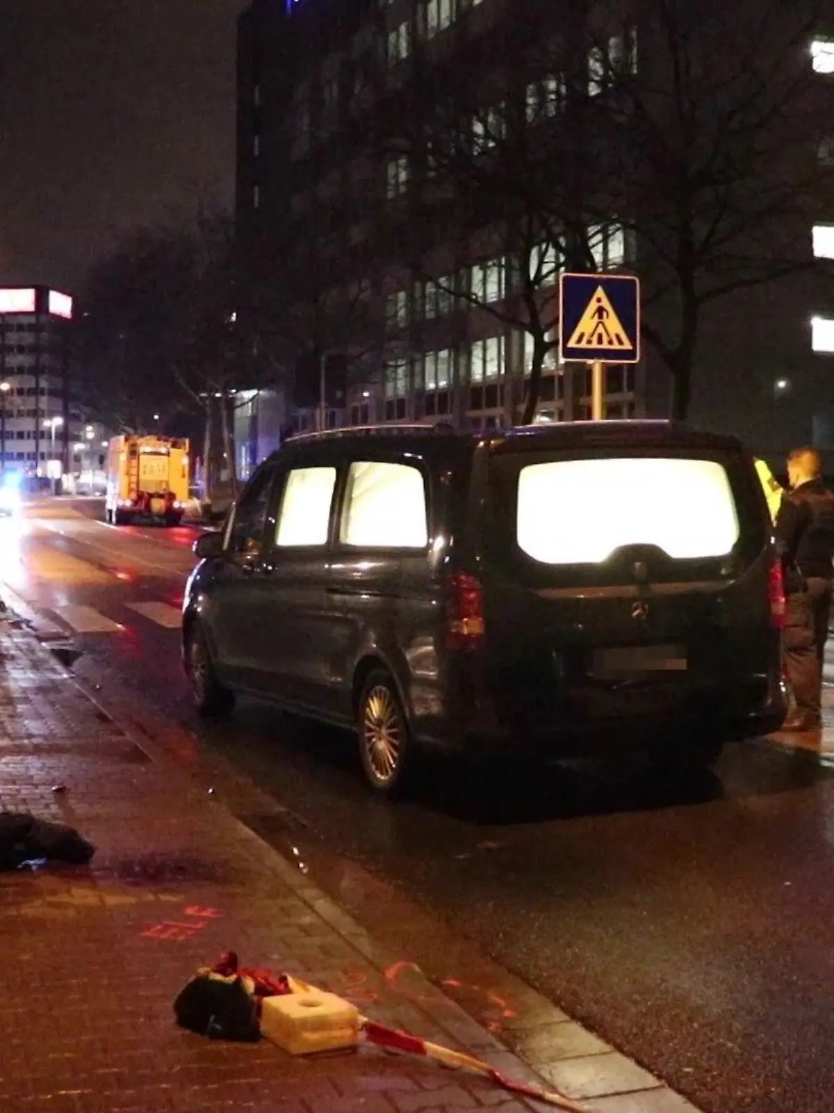 Beamten stellen die Unfallstelle in Offenbach sicher.