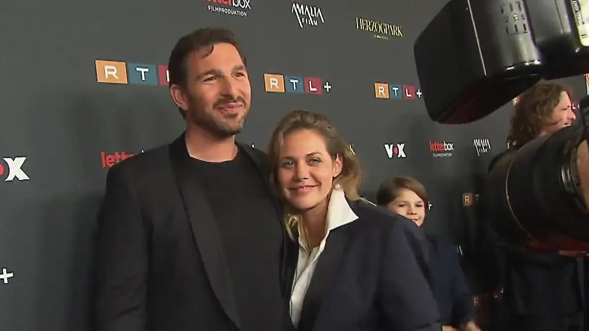 Benjamin Piwko und Felicitas Woll zeigen sich erstmals gemeinsam auf dem roten Teppich.