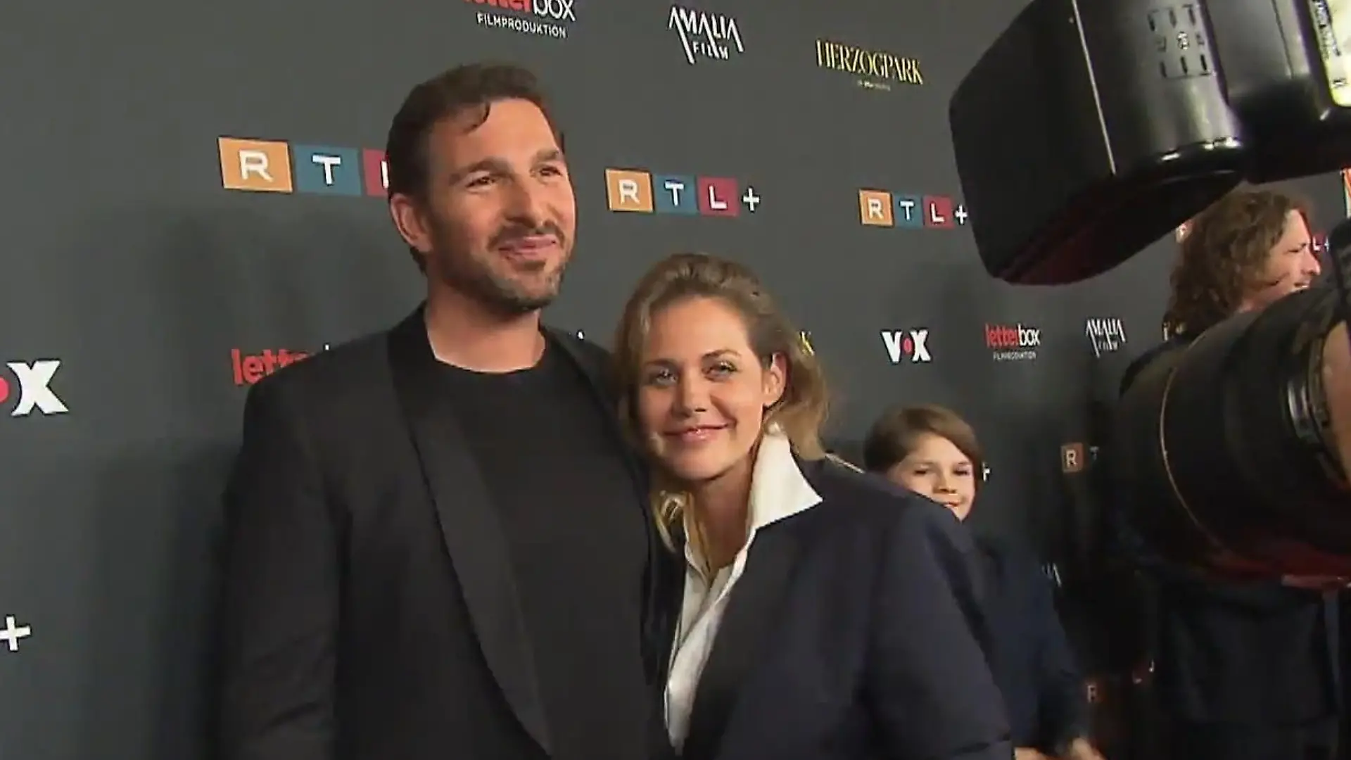 Benjamin Piwko und Felicitas Woll zeigen sich erstmals gemeinsam auf dem roten Teppich.