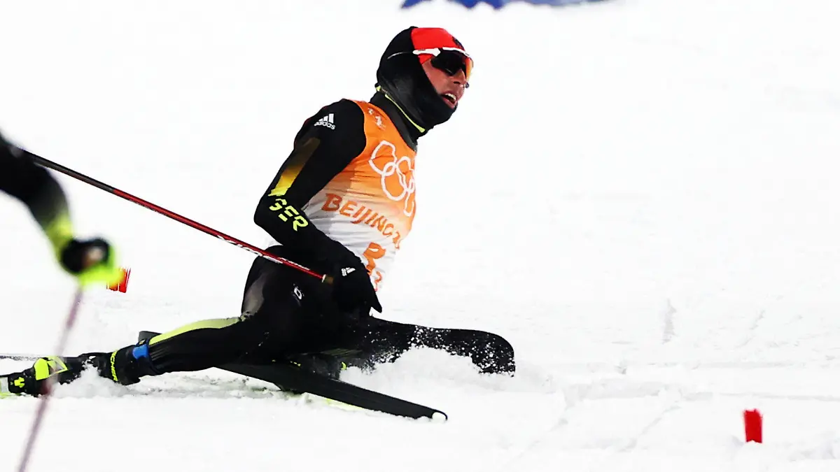 17.02.2022, China, Zhangjiakou: Ski nordisch/Kombination: Olympia, Mannschaft, Herren, 4 x 5 km Langlauf, Eric Frenzel aus Deutschland lässt sich nach dem Wechsel erschöpft auf den Boden fallen. Foto: Daniel Karmann/dpa +++ dpa-Bildfunk +++