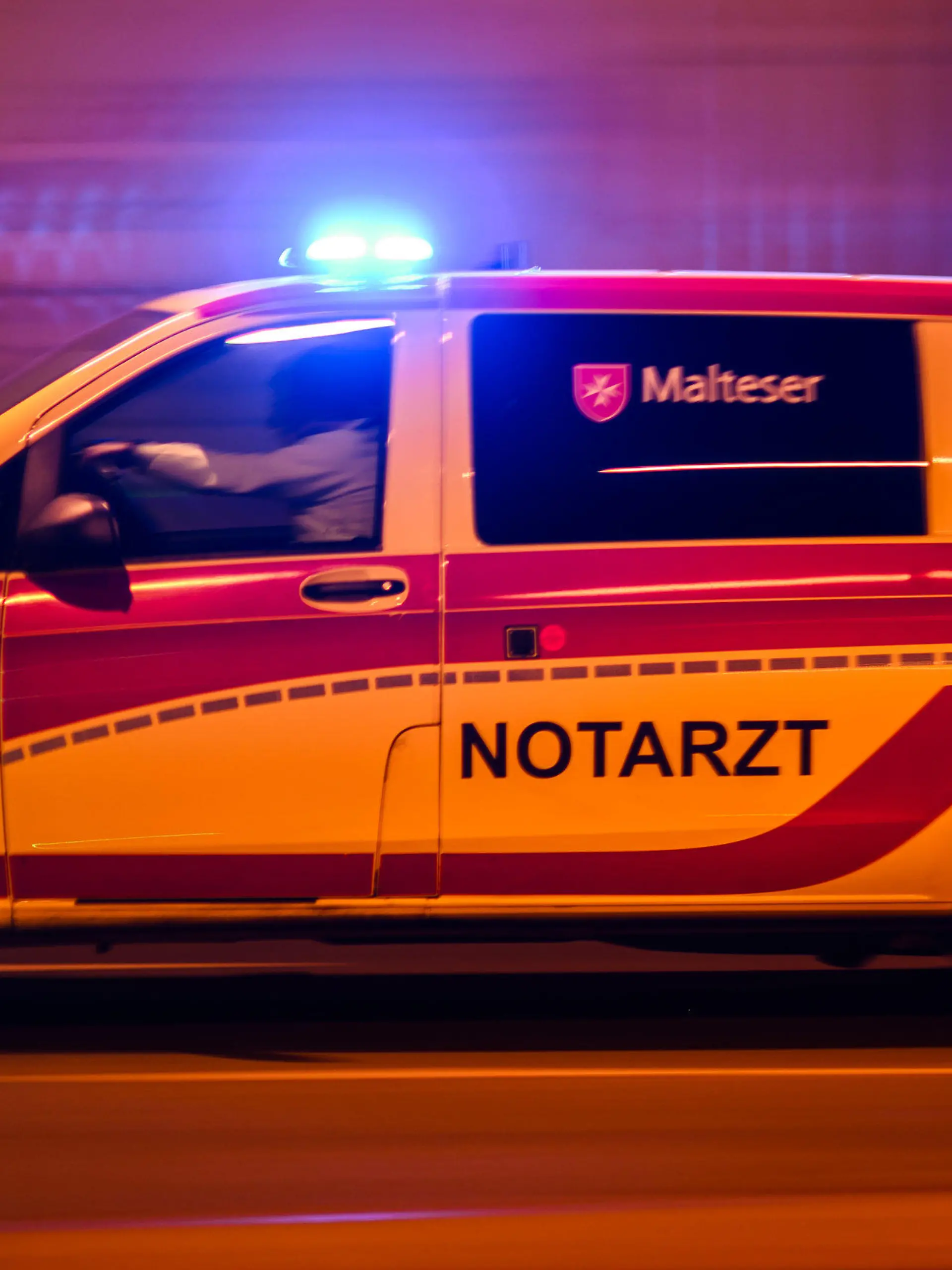 ARCHIV - 30.01.2024, Sachsen, Dresden: Ein Notarztwagen fährt mit Blaulicht zu einem Einsatz. (zu dpa: «Dreijähriges Kind von zwei Autos angefahren und tödlich verletzt») Foto: Robert Michael/dpa +++ dpa-Bildfunk +++