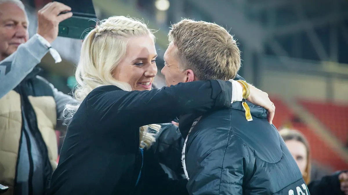 19.05.23 SC Freiburg - VfL Wolfsburg Deutschland, Freiburg, 19.05.2023, Fussball, Bundesliga, SC Freiburg - VfL: Wolfsburg: Nils Petersen SC Freiburg und Frau Carla nach dem letzten Spiel seiner Karriere. *** 19 05 23 SC Freiburg VfL Wolfsburg Germany, Freiburg, 19 05 2023, football, Bundesliga, SC Freiburg VfL Wolfsburg Nils Petersen SC Freiburg and wife Carla after the last game of his career