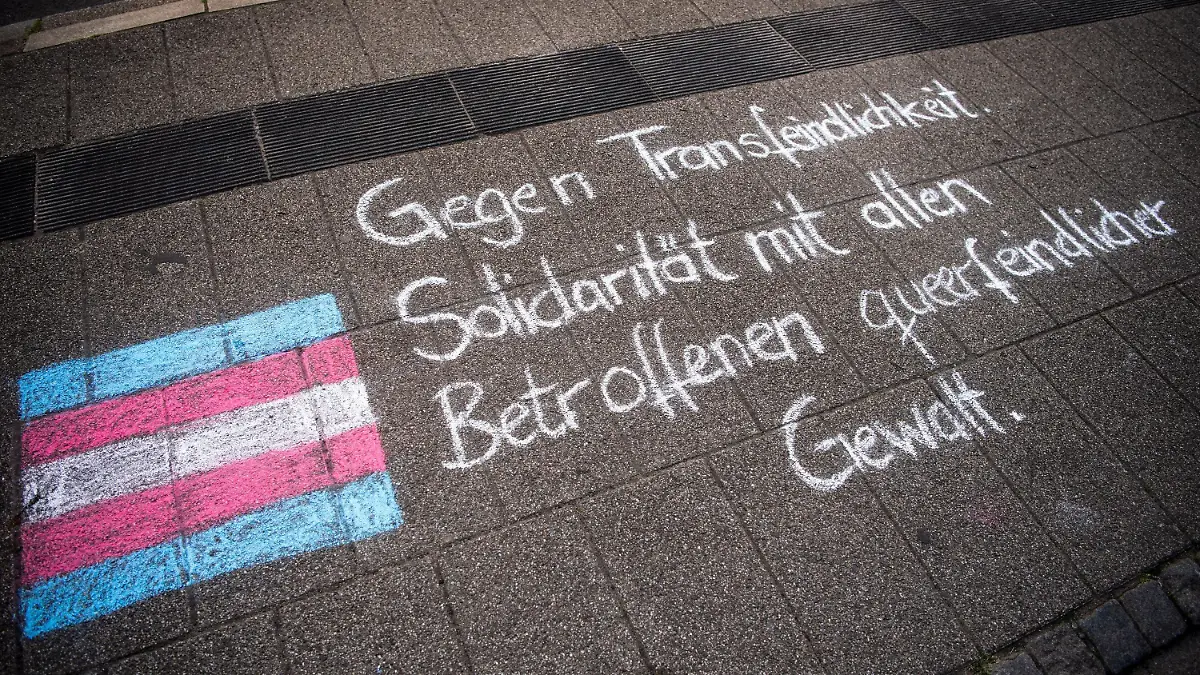 05.09.2022, Bremen: "Gegen Transfeindlichkeit, Solidarität mit allen Betroffenen queerfeindlicher Gewalt" steht an einer Straßenbahnhaltestelle am Buntentorsteinweg. Eine Gruppe Jugendlicher hat am Samstagabend eine Transfrau in Bremen in einer Straßenbahn angegriffen und schwer verletzt. Foto: Sina Schuldt/dpa +++ dpa-Bildfunk +++