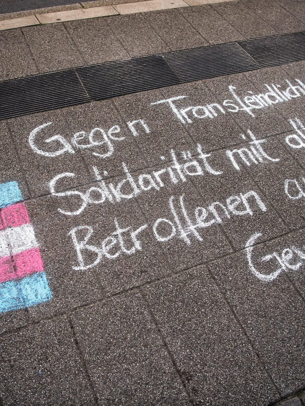 05.09.2022, Bremen: "Gegen Transfeindlichkeit, Solidarität mit allen Betroffenen queerfeindlicher Gewalt" steht an einer Straßenbahnhaltestelle am Buntentorsteinweg. Eine Gruppe Jugendlicher hat am Samstagabend eine Transfrau in Bremen in einer Straßenbahn angegriffen und schwer verletzt. Foto: Sina Schuldt/dpa +++ dpa-Bildfunk +++