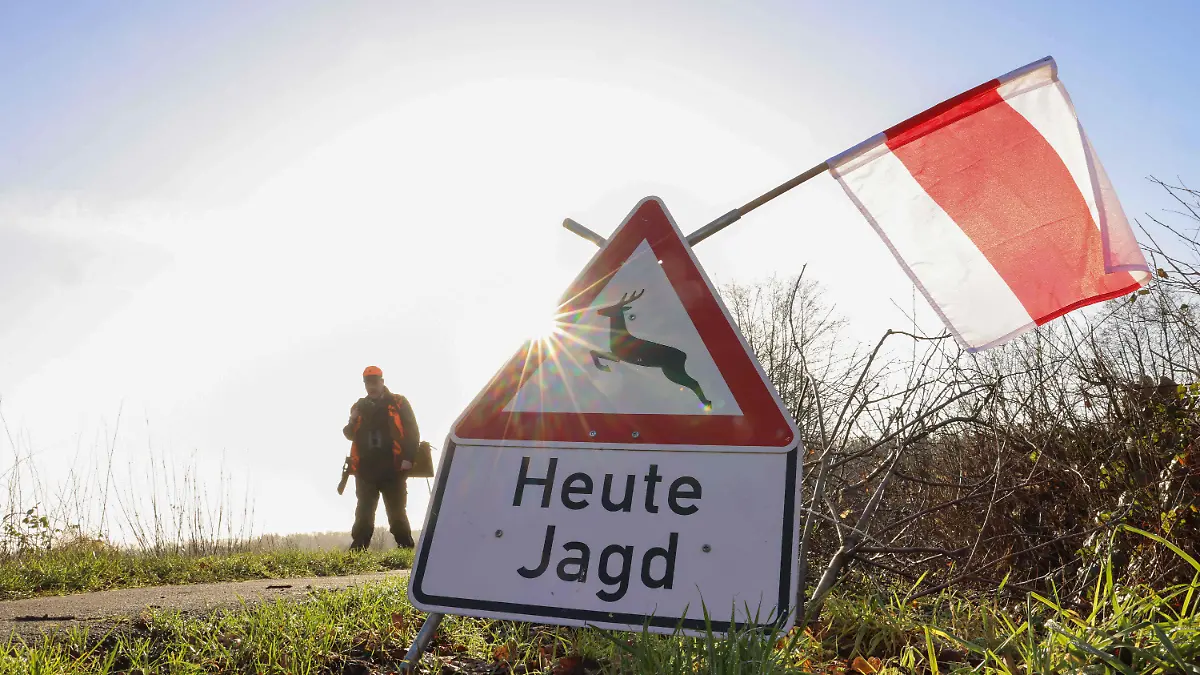 15.01.2022, Schleswig-Holstein, Drage: Ein Warn- und Hinweisschild "Heute Jagd" steht an einem Feldweg im Forst Halloh. Wild und Wald gehören zusammen. Aber wo der Wildbestand zu groß wird, gefährdet er die gewünschte Naturverjüngung des Waldes. Aufgabe der Jäger ist die Regulierung. (zu dpa "Nicht jede Jagd bringt eine reiche Strecke") Foto: Christian Charisius/dpa +++ dpa-Bildfunk +++
