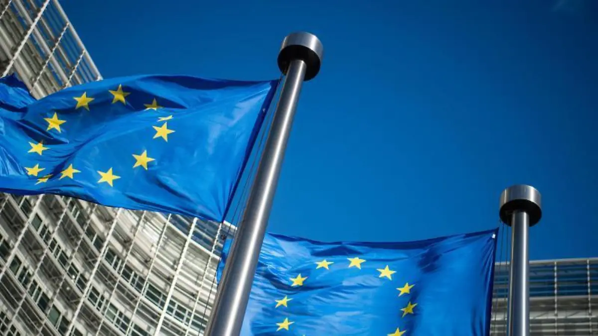 flaggen-der-europaeischen-union-vor-dem-sitz-der-europaeischen-kommission-in-bruessel-foto-arne-immanuel-baenschdpa