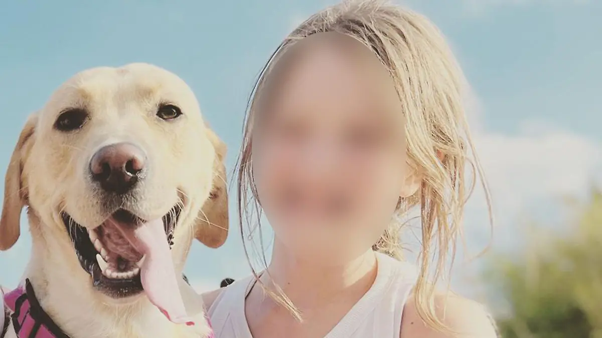 Ein Foto aus glücklichen Tagen: Labradorhündin Lucy mit der kleinen Tochter der Familie de Meo.