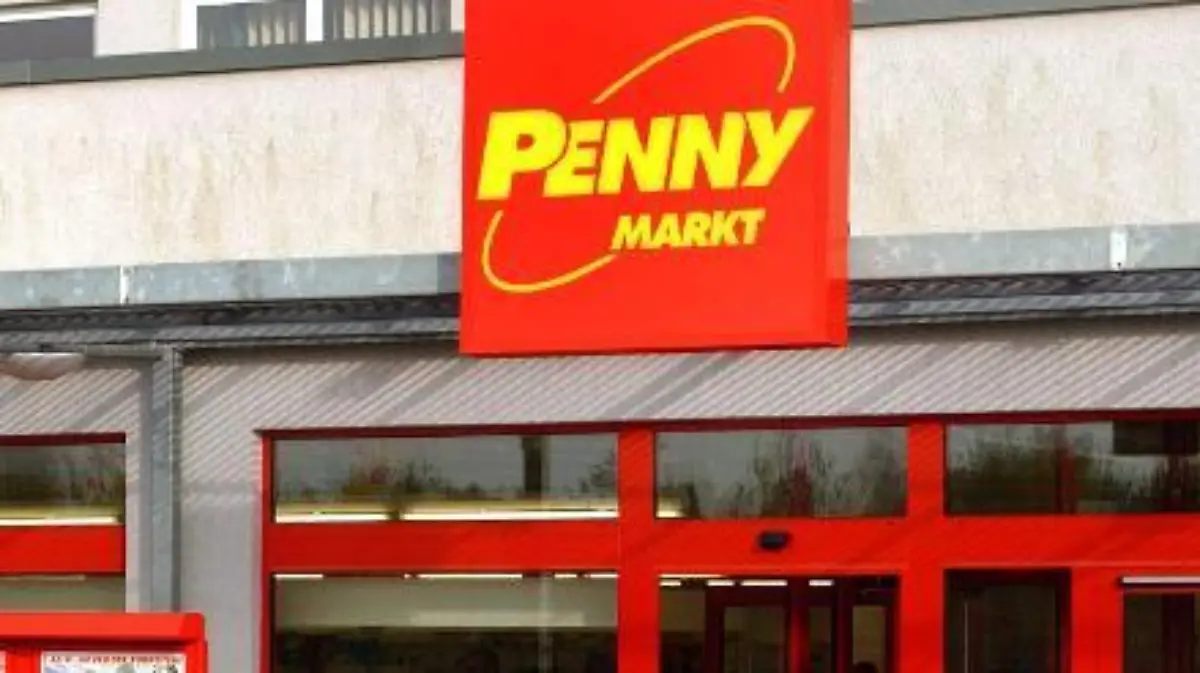 Eine Kundin geht mit einem Einkaufswagen in eine Filiale des Lebensmittel-Discounters Penny, aufgenommen am 4.11.2002 vor einem Penny-Markt in Frankfurt (Oder). Der zum Kölner Handelskonzern Rewe gehörende Discounter konnte im Vergleich zum angeschlagenen Einzelhandel zweistellig zulegen.