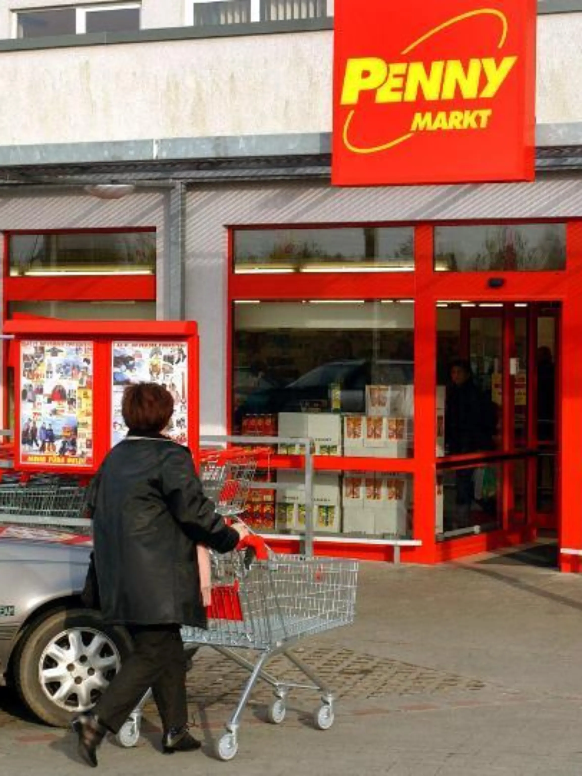 Eine Kundin geht mit einem Einkaufswagen in eine Filiale des Lebensmittel-Discounters Penny, aufgenommen am 4.11.2002 vor einem Penny-Markt in Frankfurt (Oder). Der zum Kölner Handelskonzern Rewe gehörende Discounter konnte im Vergleich zum angeschlagenen Einzelhandel zweistellig zulegen.