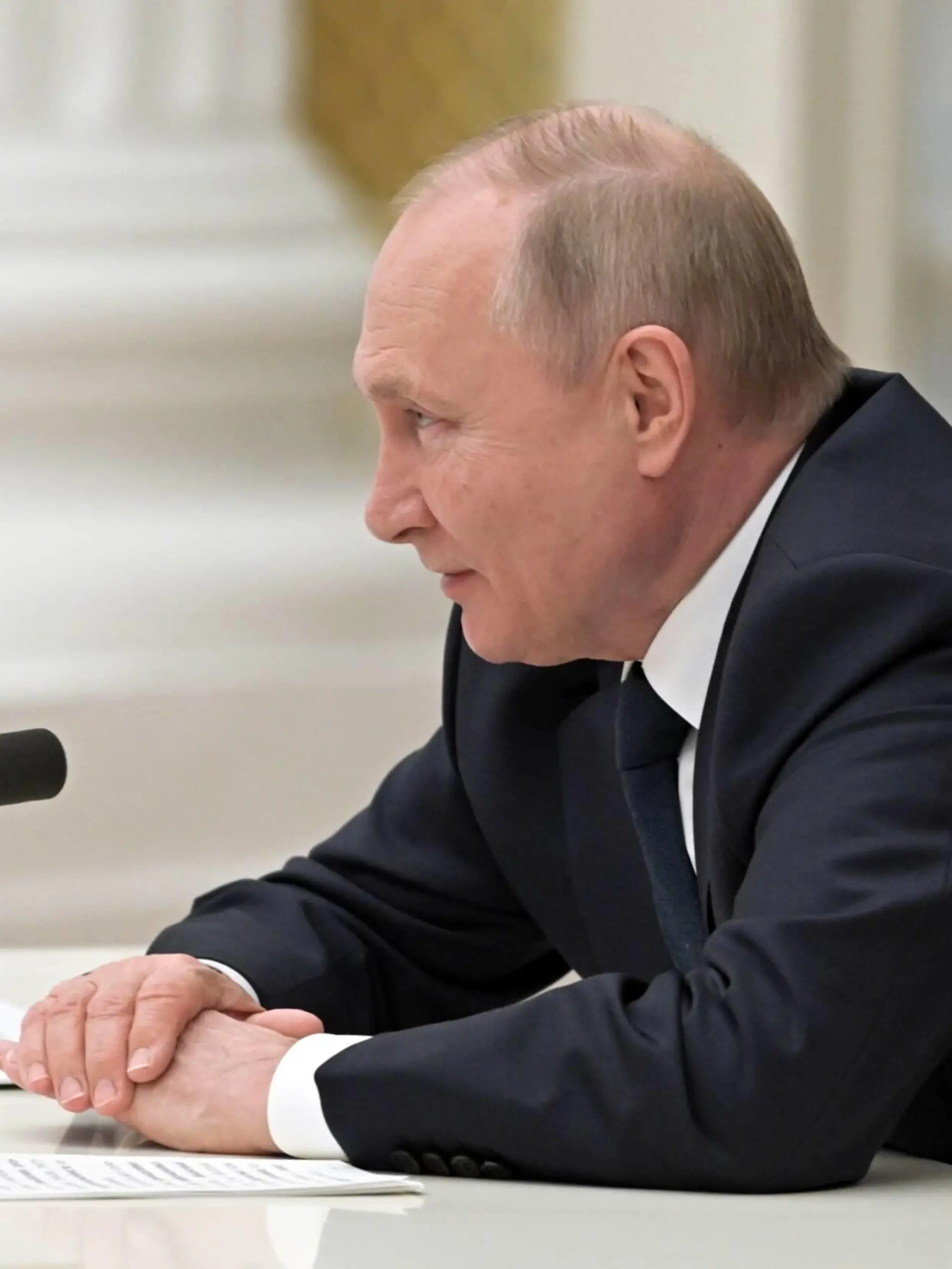  Russia Putin Businesspeople 8125519 24.02.2022 Russian President Vladimir Putin chairs a meeting with businesspeople at the Kremlin in Moscow, Russia. Aleksey Nikolskyi / Sputnik Moscow Russia PUBLICATIONxINxGERxSUIxAUTxONLY Copyright: xAlekseyxNikolskyix