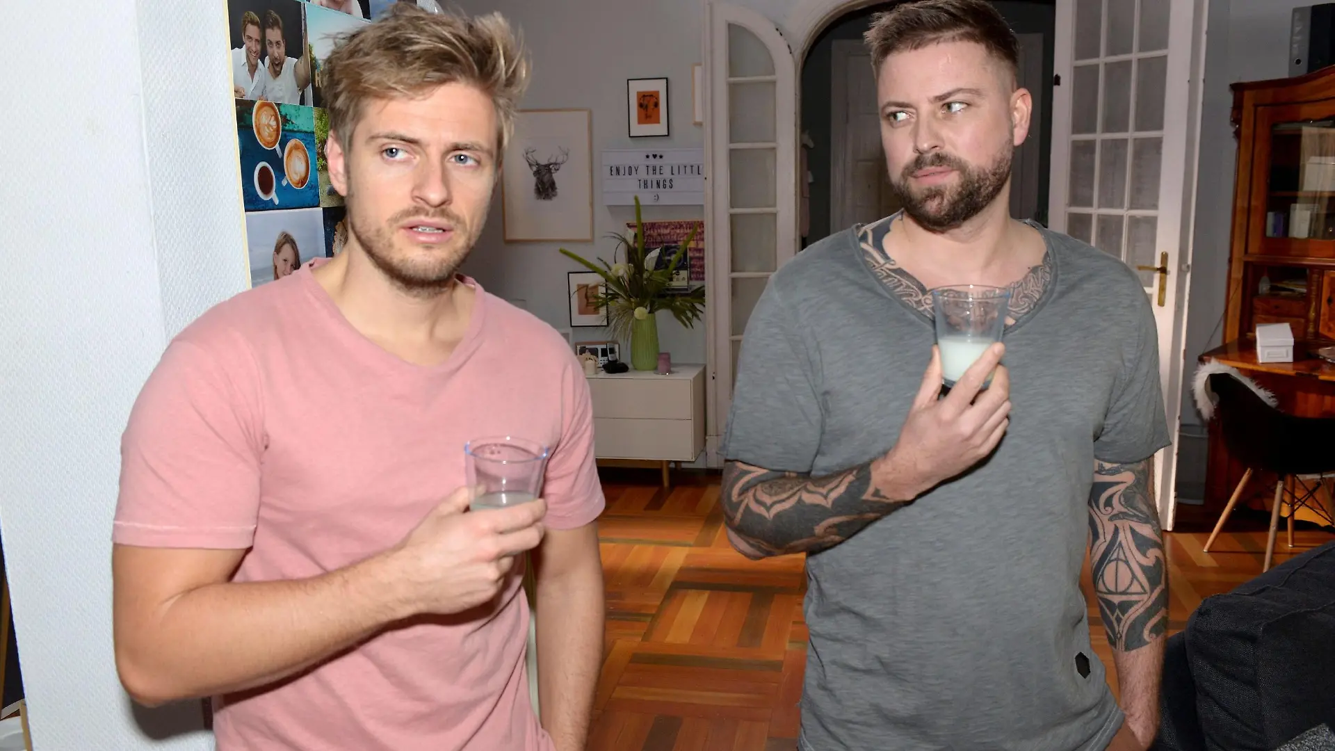 John (Felix von Jascheroff, r.) entscheidet sich, Philip (Jörn Schlönvoigt) seinen Ausrutscher mit Laura zu verschweigen.
Die Verwendung des sendungsbezogenen Materials ist nur mit dem Hinweis und Verlinkung auf RTL+ gestattet.