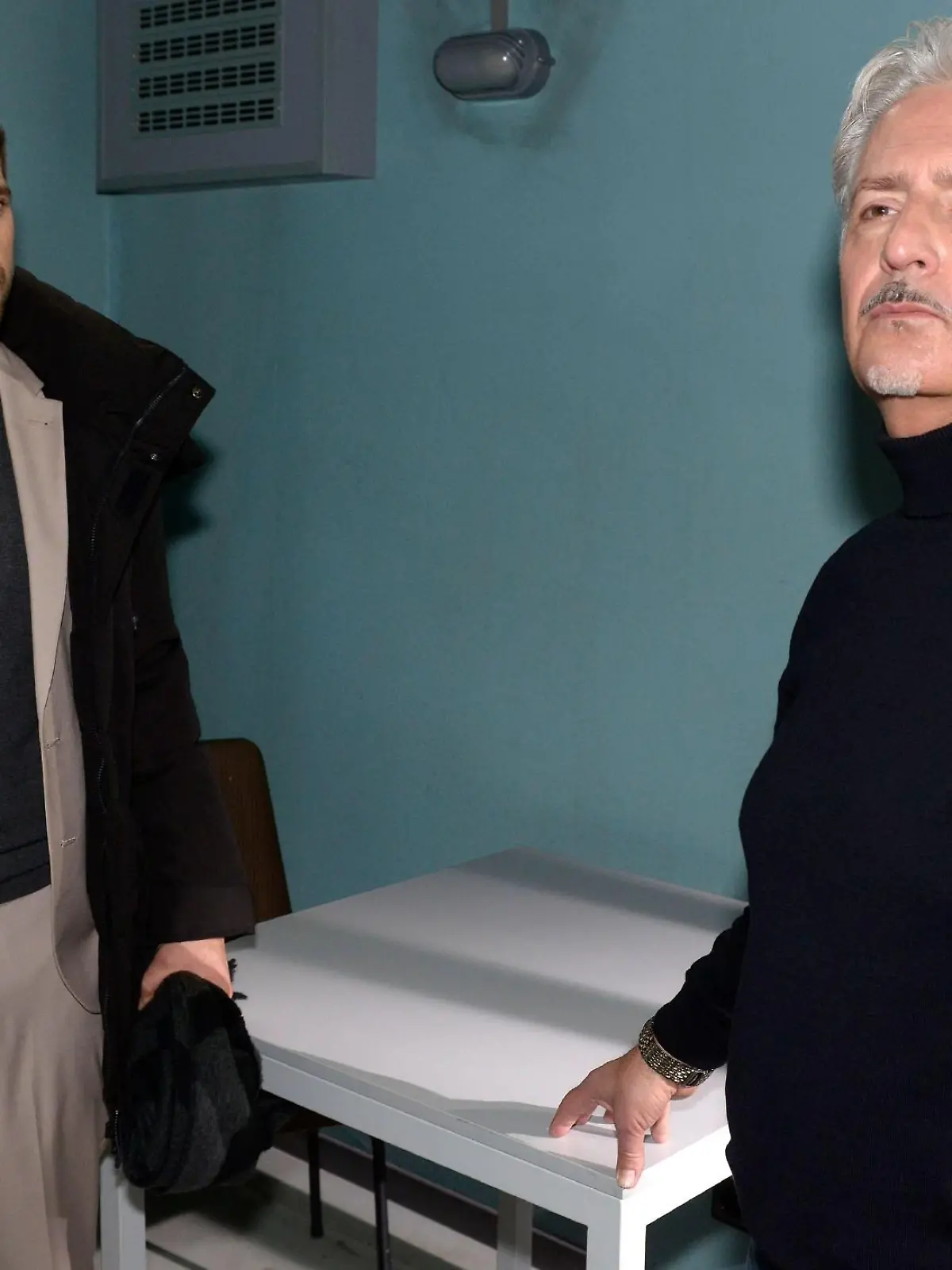 Kian (Nassim Avat, l.) bietet Bajan Linustrami (Matthias Unger) entschieden die Stirn.

Die Verwendung des sendungsbezogenen Materials ist nur mit dem Hinweis und Verlinkung auf RTL+ gestattet.