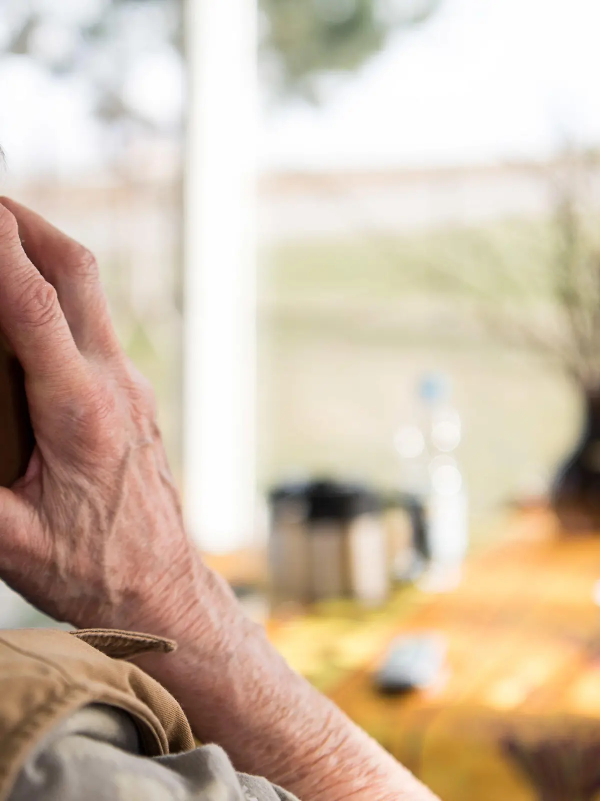 ILLUSTRATION - 06.03.2018, Baden-Württemberg, Mühlacker: Eine Seniorin telefoniert mit ihrem Smartphone. (zu dpa: «Betrüger erbeuten wertvolle Goldmünzen von Seniorin») Foto: Sebastian Gollnow/dpa +++ dpa-Bildfunk +++